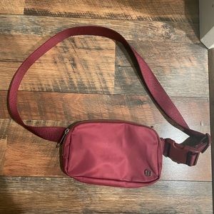 Lululemon Everywhere Belt bag (Red)